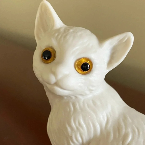 Vintage Goebel W Germany White Persian Cat Figurine Sitting Pose Gold Eyes 1974 - Picture 6 of 6